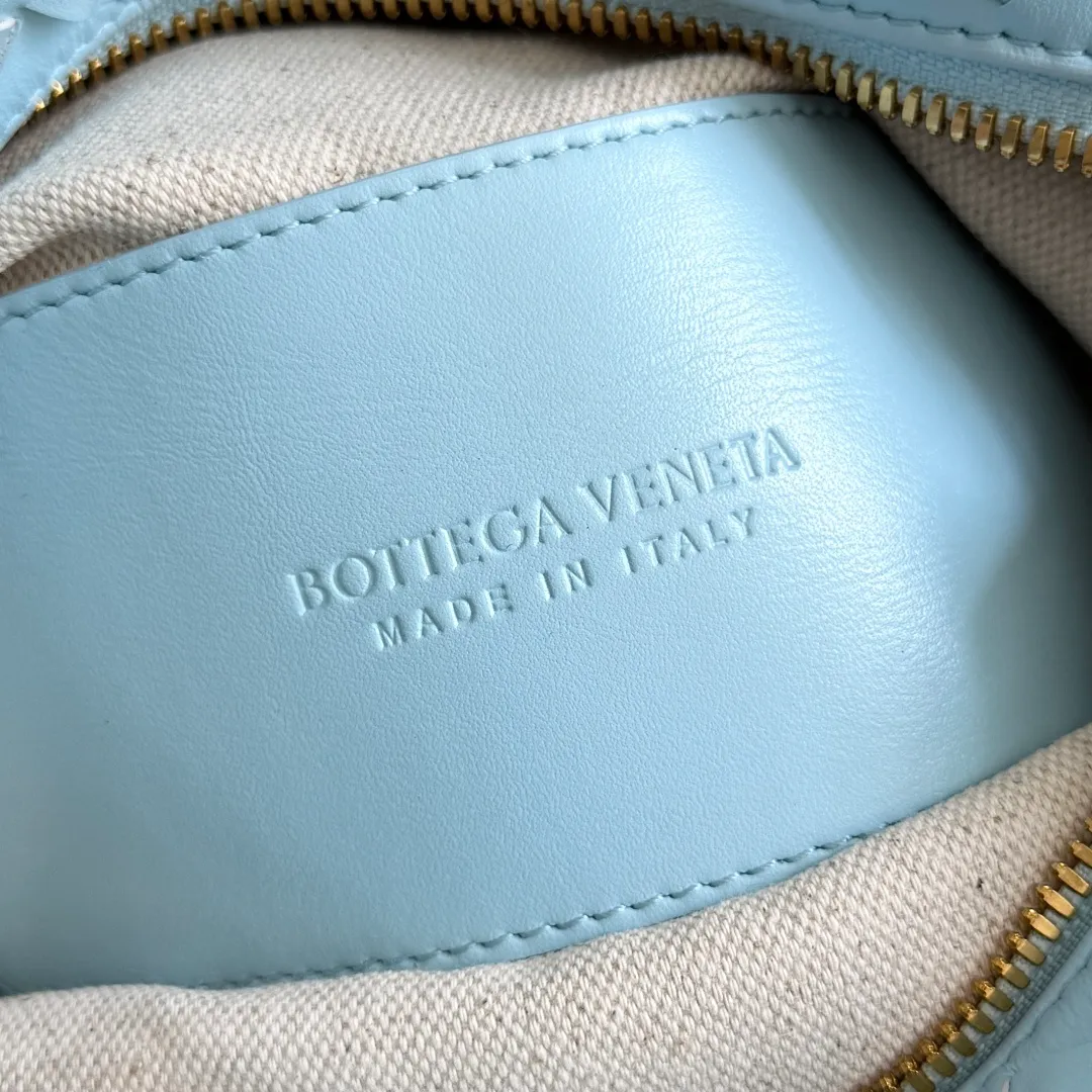 Batch 1360 BOTTEGA VENETA 2024 new loop is here! ! Many girls who like BV have owned the Loop bag. It has a simple appearance, classic weaving, and a compact and lightweight bag shape. This innovation continues the "camera bag" shape. Unlike the traditional Loop bag, which can only be worn as a crossbody bag, this innovation It can be carried by hand or cross-body, satisfying both the concave shape and daily needs. The oversized buckle can be folded and used as a handle. The sultry heat in summer ☀️ usually reduces people's desires. Having a lightweight bag will greatly enhance the happiness of traveling🫧 Style number: 796615 Size: 19*12*9cm